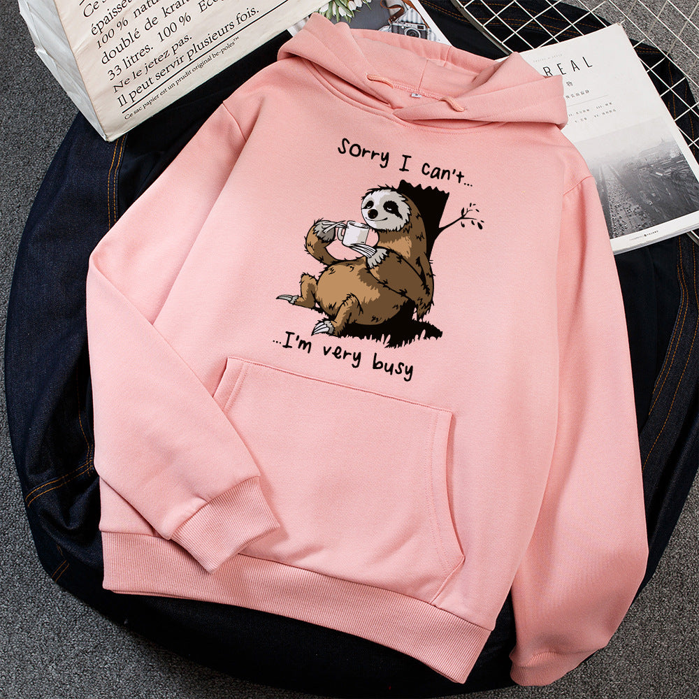 Dame hoodie med sødt dyremotiv og legesyg slogan Skovae