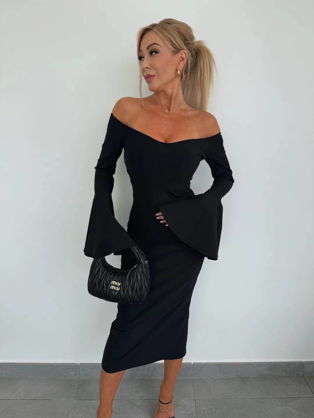 Dame Off-Shoulder Kjole med Ballonærmer og figursyet Silhuet Stilla