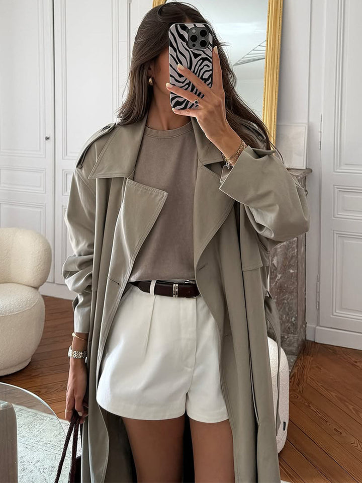 Dame elegant trenchcoat med minimalistisk design og praktiske lommer Stilla