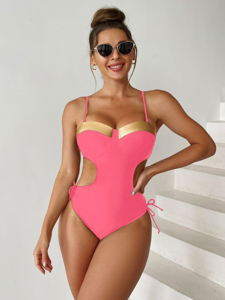 Dame én-delt badedragt med spændende cut-out detaljer Skovae