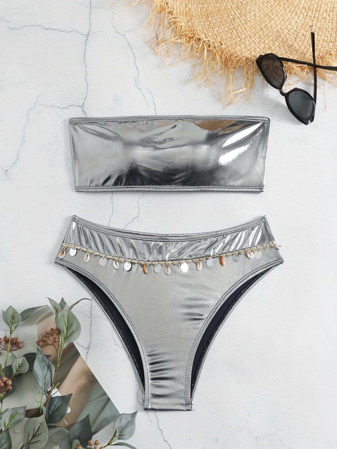 Dame bandeau-bikini med elegant glans-look og fashionable muslingedetaljer Skovae