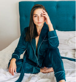 Dame natkjole sæt i luksuriøs velour med diskret satin-detalje Stilla