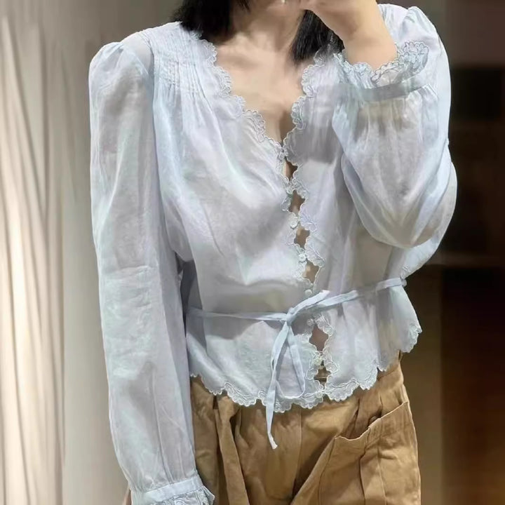 Dame luftig bluse med elegante spidsdetaljer og charmerende flæser Stilla