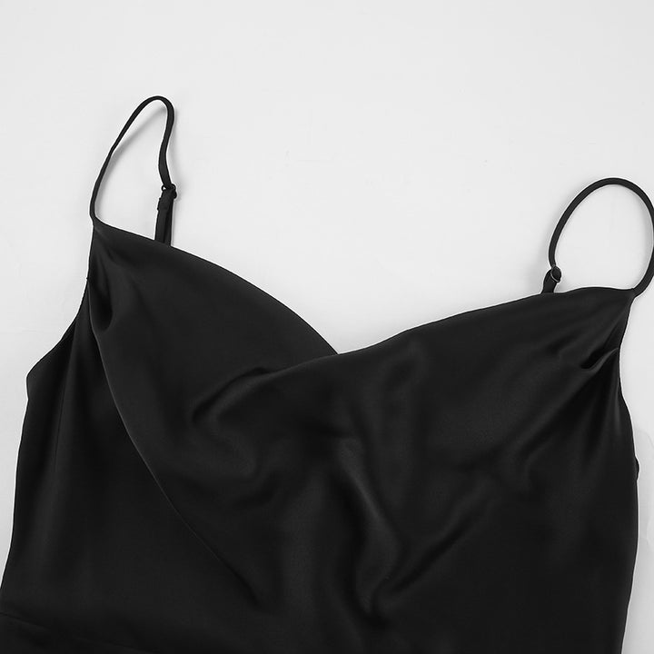 Dame elegant maxikjole med forførende slids og skinnende satinfinish Stilla
