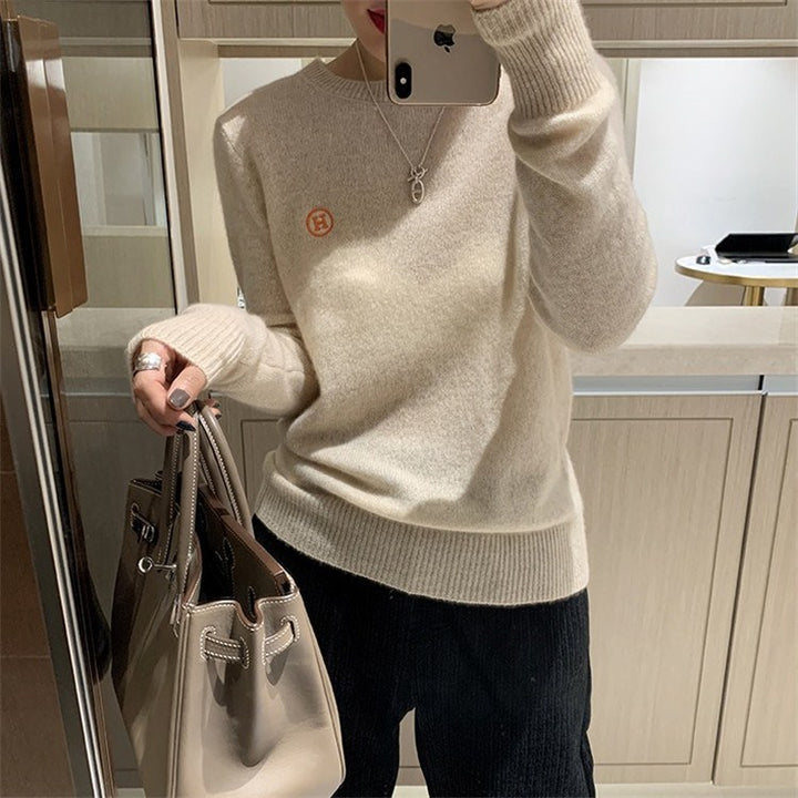 Dame afslappet strikpullover med elegant rundhalssnit og fine detaljer Stilla