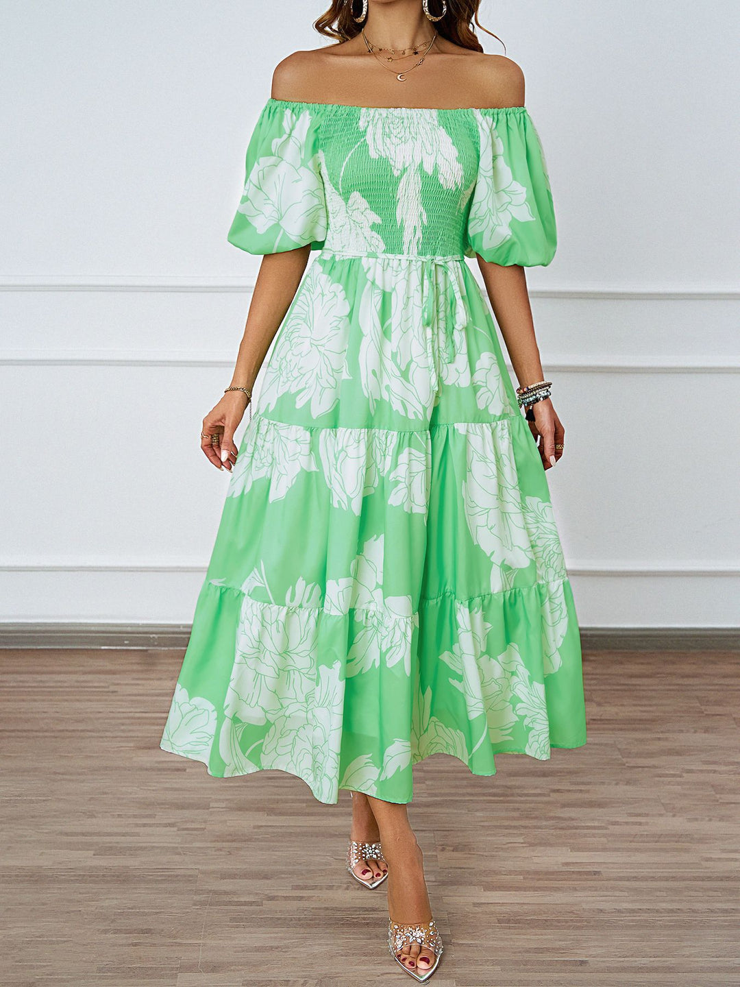 Dame maxikjole i afslappet off-shoulder design med voluminøse ærmer og blomsterprint Stilla