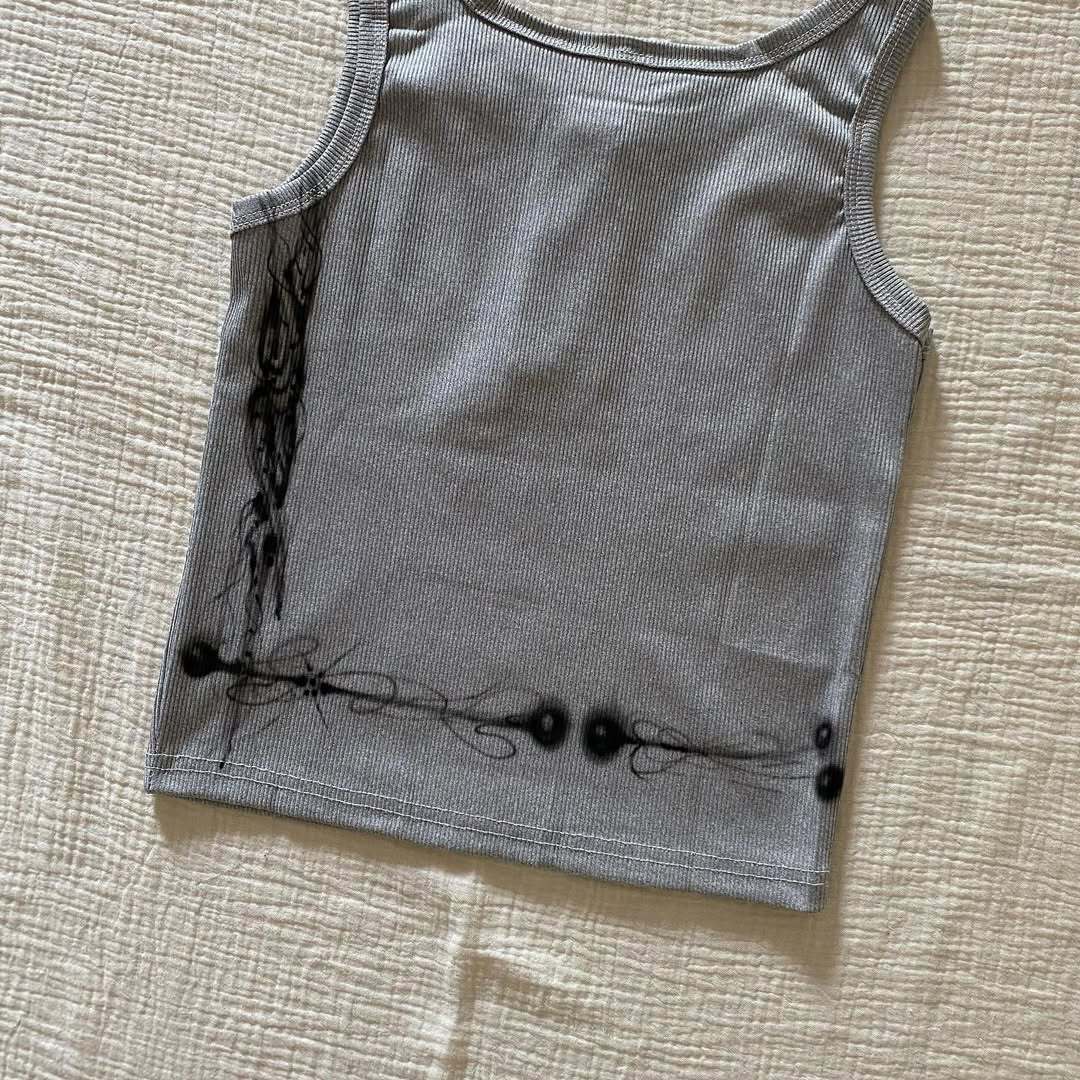 Dame kropsnær tanktop med kreativ grafisk tryk Skovae