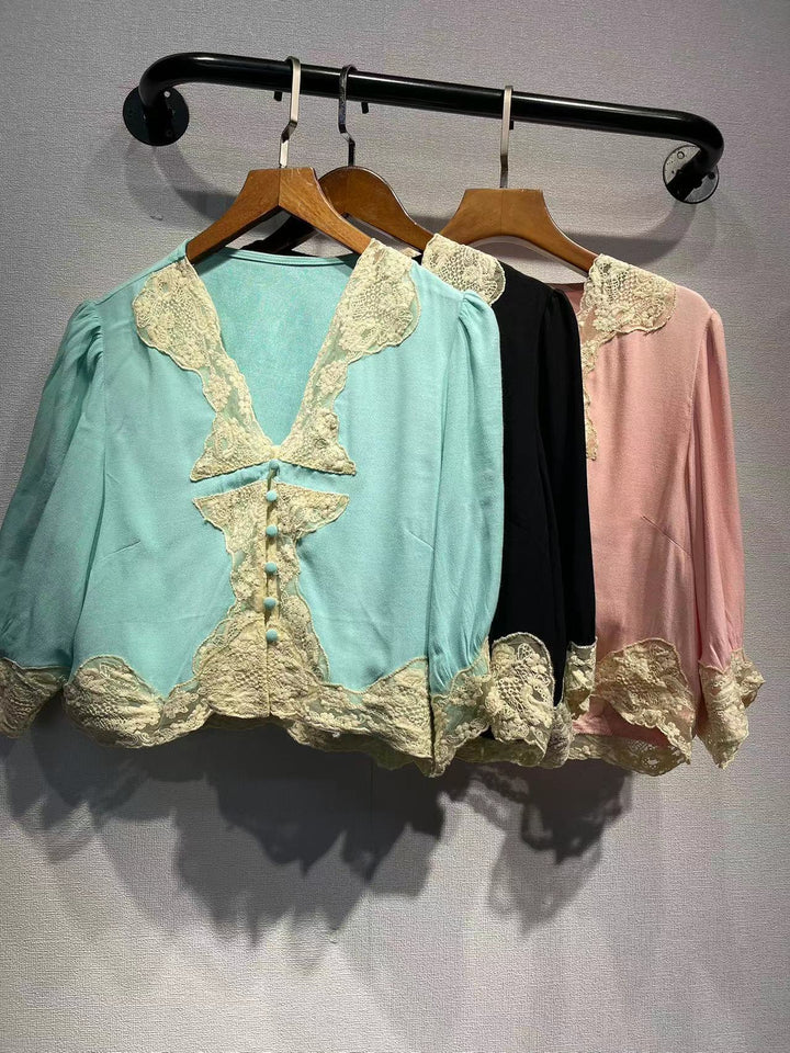 Dame elegant bluse med romantiske spidsdetaljer og draperinger Stilla