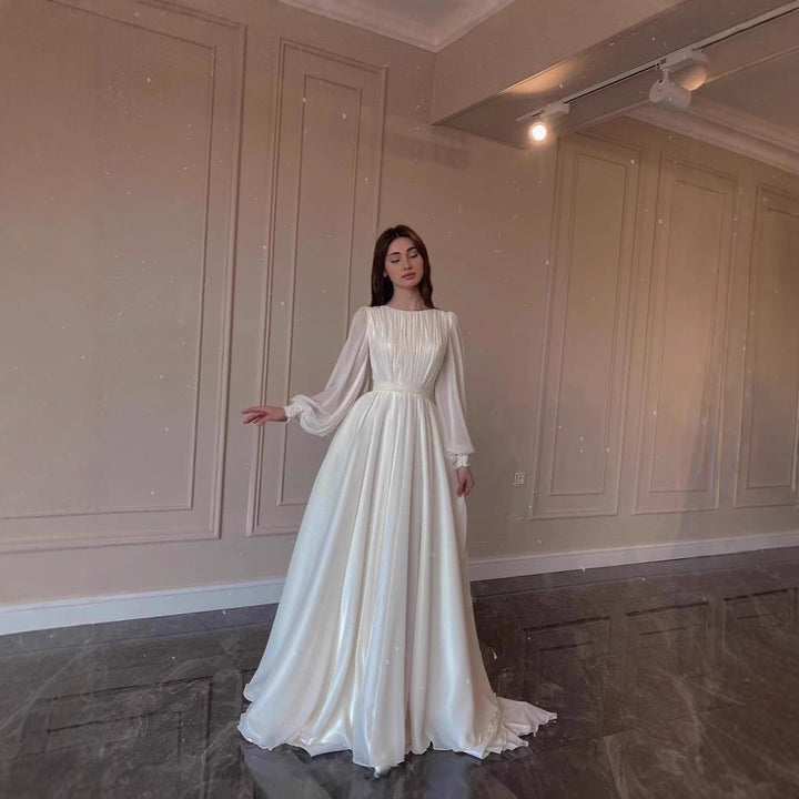 Dame brudekjole med elegante flæsedetaljer og flydende snit Stilla