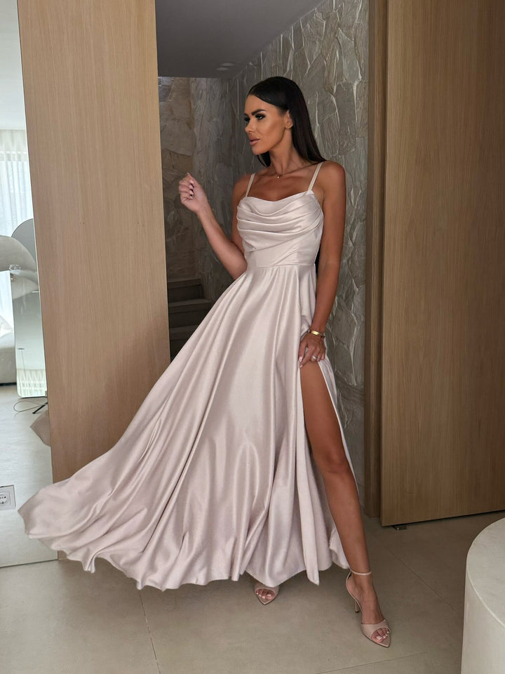 Dame aftenkjole med elegant drapering og høj split Stilla