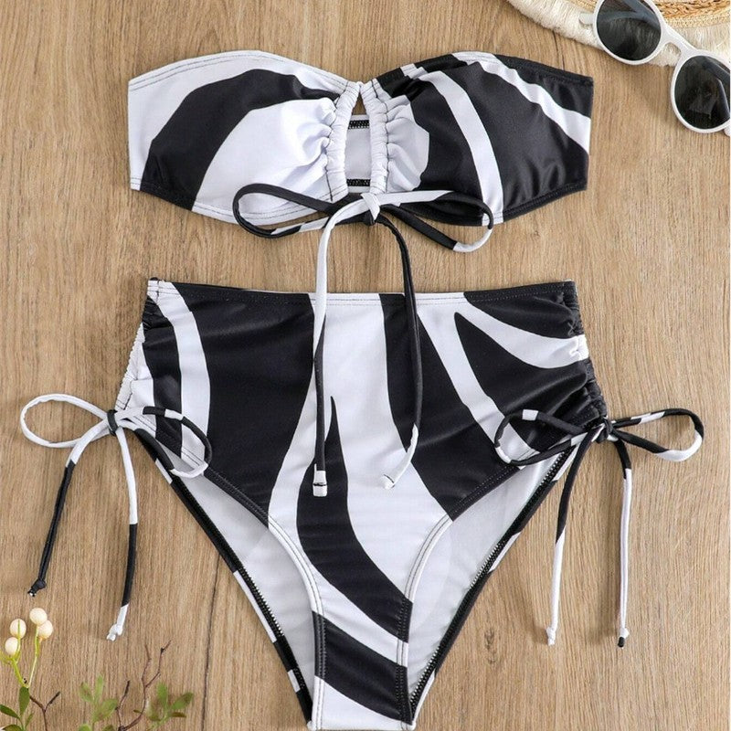 Dame bikini-sæt med moderigtigt indpakningsdesign og justerbare snøringsdetaljer Skovae