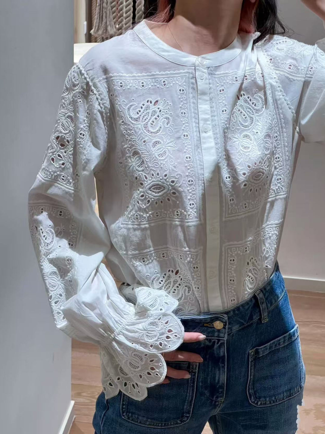 Damebluse med fine hæklede dekorationer og elegant ståkrave Stilla