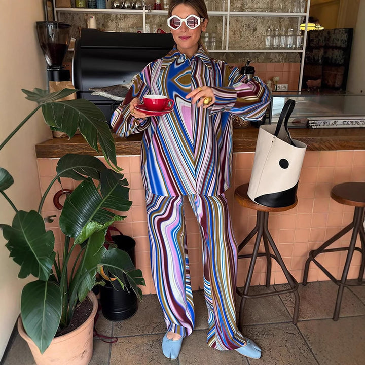 Dame stribet lounge-sæt med vid pasform og elegant skjorte Stilla