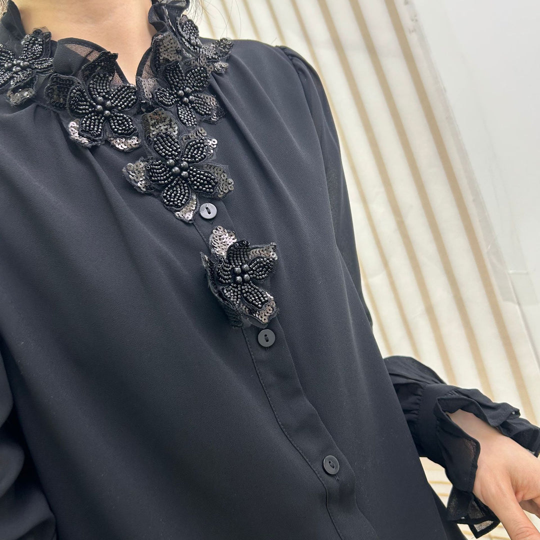 Damebluse med blomsterapplikationer og flæsedetaljer Stilla