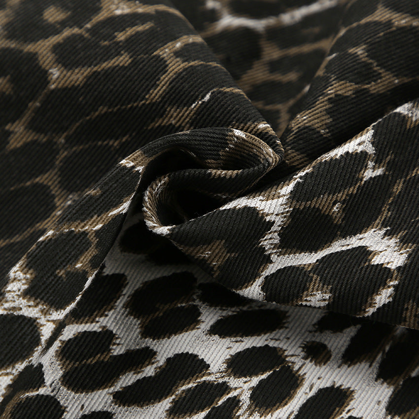 Dame maxiskørt i leopardmønster med elegant slids og flydende fald Stilla