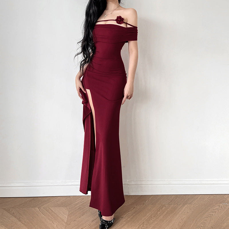 Kvinders elegante off-shoulder maxi kjole med sofistikeret snit og blomsterdetaljer