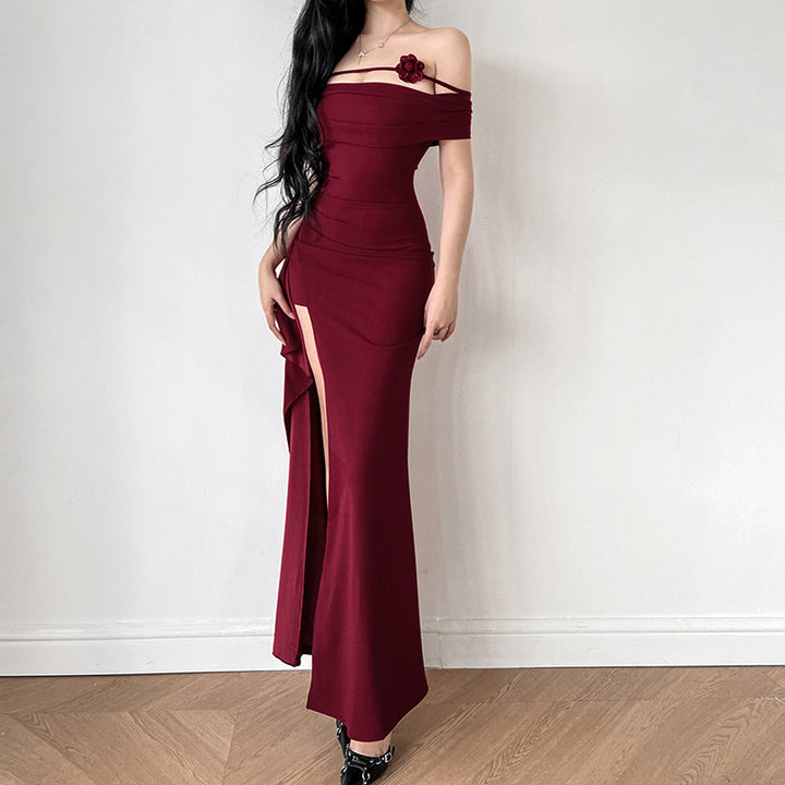 Kvinders elegante off-shoulder maxi kjole med sofistikeret snit og blomsterdetaljer
