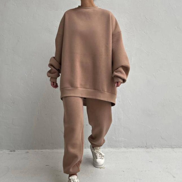 Kvindernes komfortable oversized loungewear sæt med høj krave og elastiske manchetter