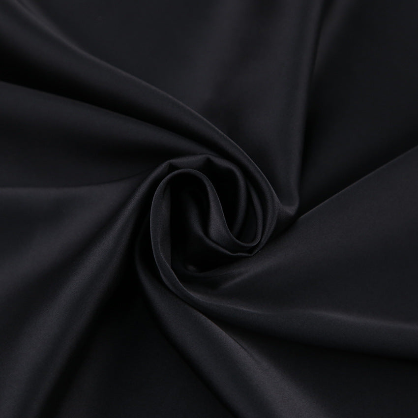 Dame maxi-kjole med elegant V-udskæring og flydende satin-finish Stilla