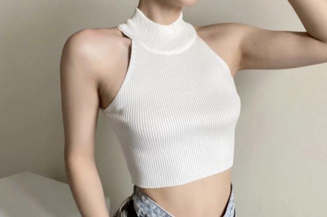 Kvinders cropped top med høj krave og ribbet tekstur Skovae