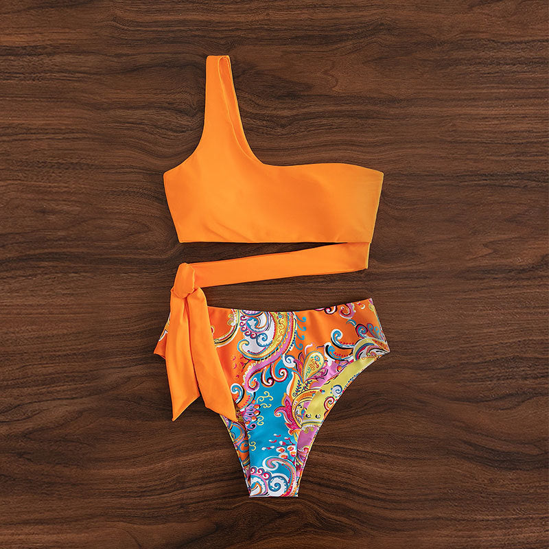 Dame triangel-bikini med asymmetrisk top og elegant indpakningsbånd Skovae