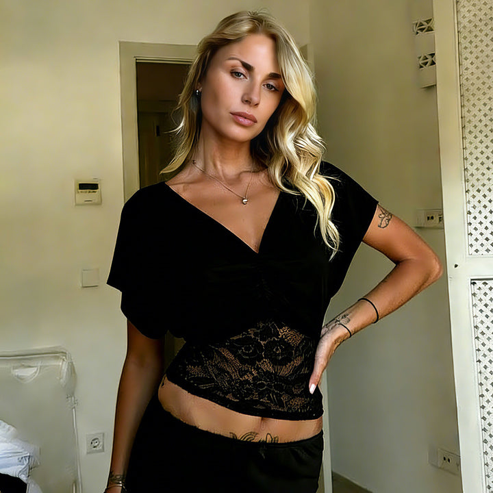 Dame elegant top med blonde og rynkning Skovae
