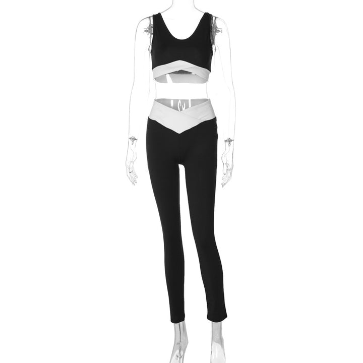 Dame Sporty sæt bestående af crop-top og high-waist leggings med asymmetrisk detaljer Stilla
