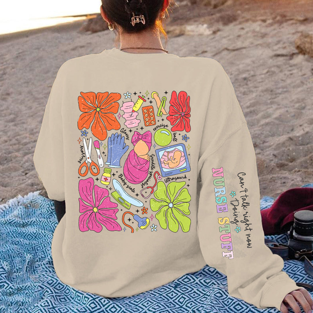 Kvinders hoodie med farverigt grafisk design og originalt plejemotiv Stilla