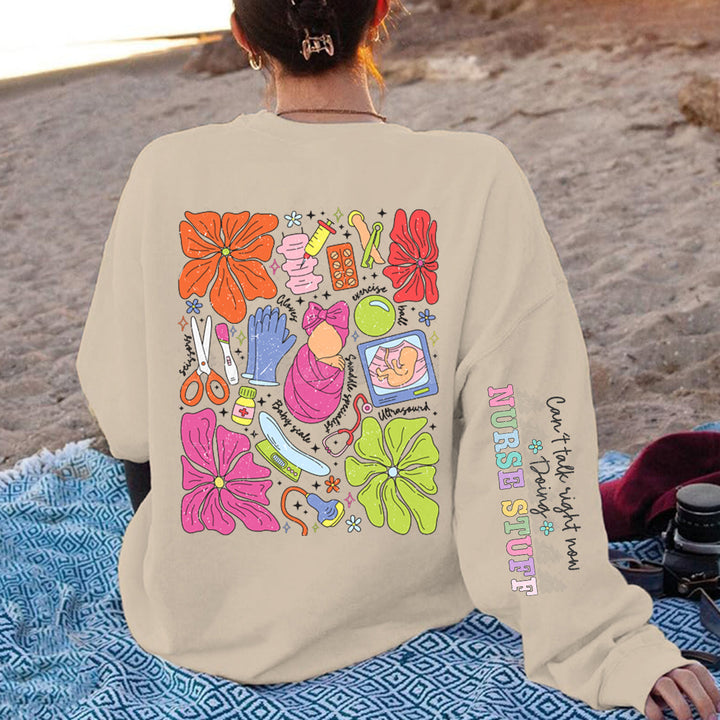 Kvinders hoodie med farverigt grafisk design og originalt plejemotiv Stilla
