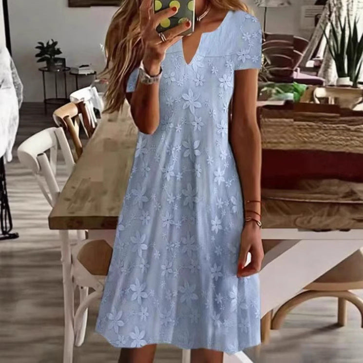 Damer knælang A-linje dress i bomuldsblanding med broderet overlay, korte ærmer og V-udskæring Skovae