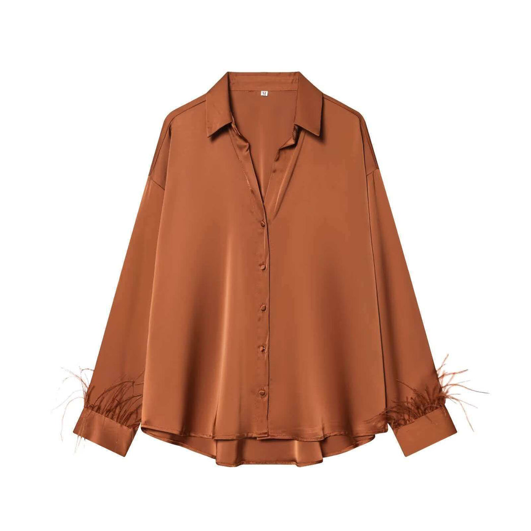 Kvinders satinbluse med elegante fjerdekorationer Stilla