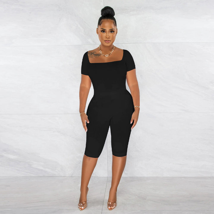 Dame figurtilpasset jumpsuit med off-shoulder design og knælang skæring Stilla