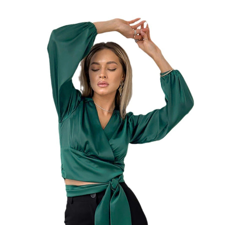 Dame indpakningsbluse i luksuriøs satin med volumeærmer og elegant lukning Stilla