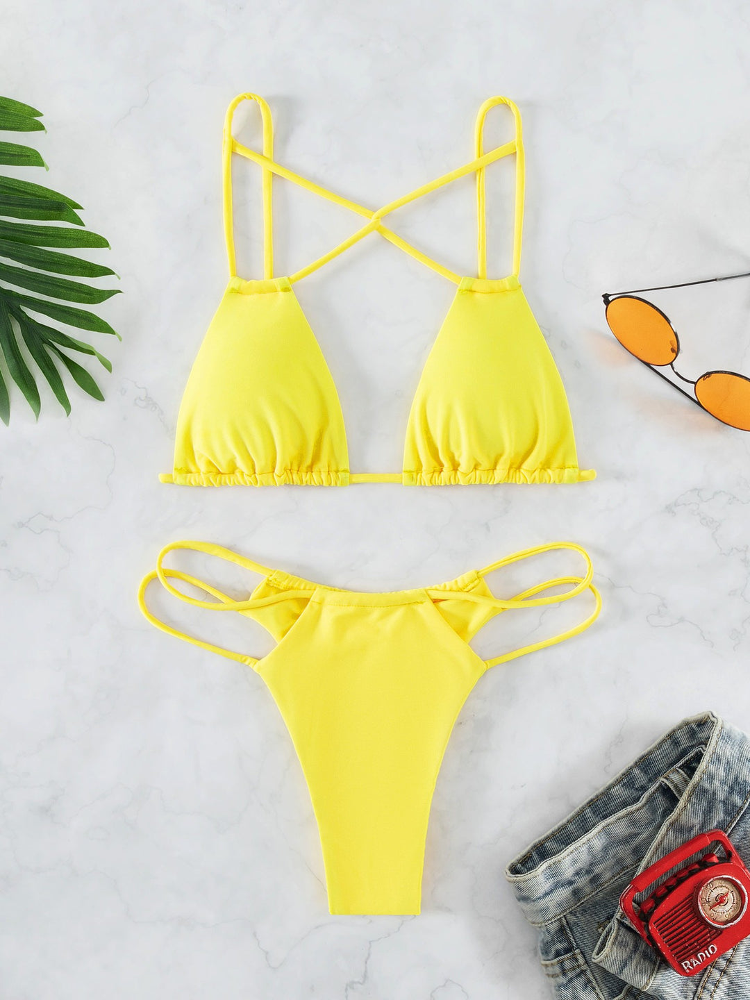Dame triangel-bikini med innovativt criss-cross stropdesign Stilla