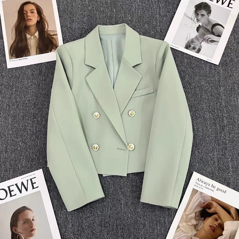 Kvinders kortskåret blazer med dekorative knapper Stilla