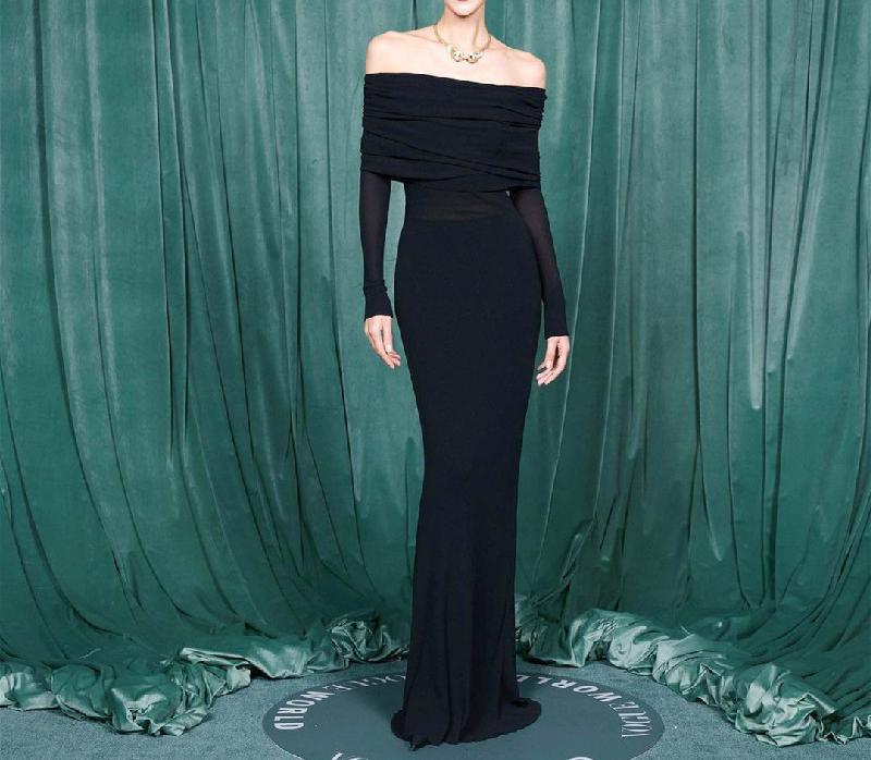 Dame Off-Shoulder Aftenkjole med tætsiddende snit og elegant draperingsdetalje Stilla