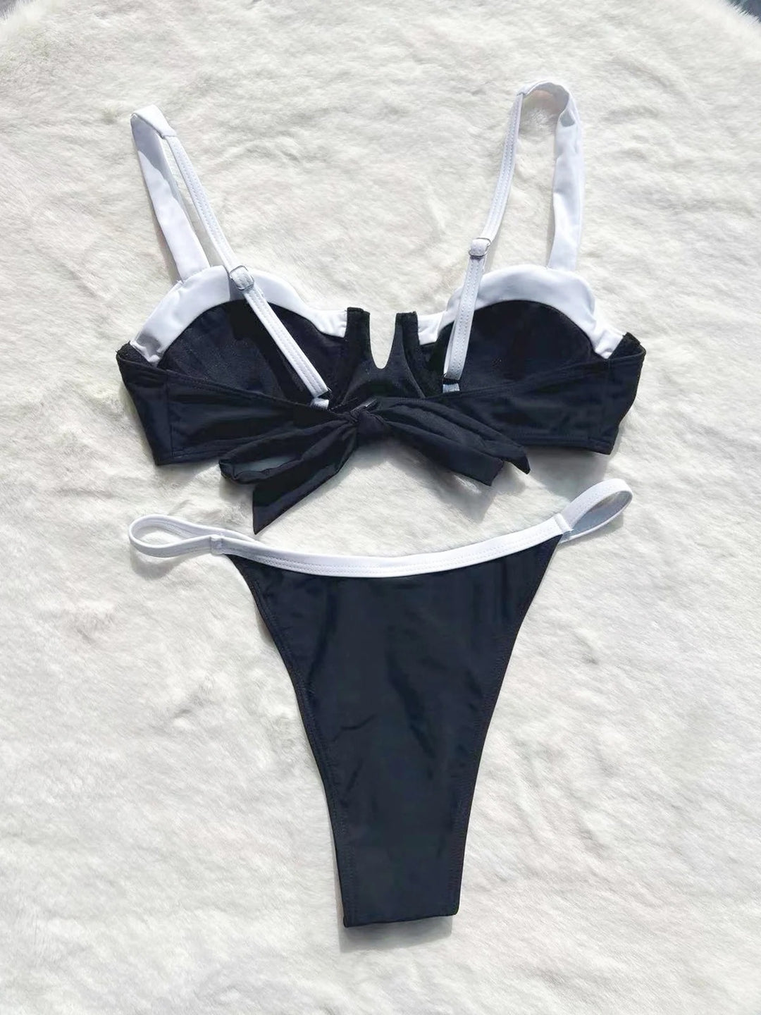 Dame Bikini sæt med moderigtigt bustier og dyb skæring Stilla