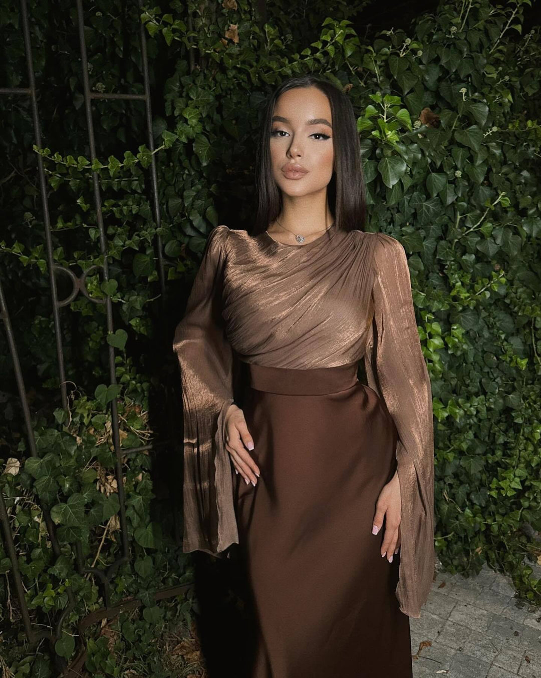 Dame aftenkjole med elegant drapering Stilla
