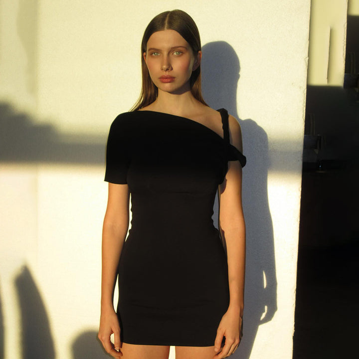 Femme One-Shoulder Tætsiddende Minikjole Stilla
