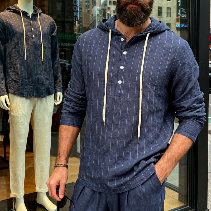 Herre nan hoodie lavet af en blanding af hør med halvs-kneppede og nålestriber Skovae