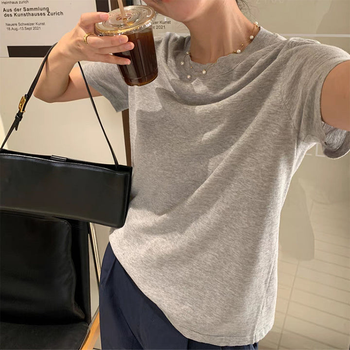 Dame T-shirt med elegant perlepynt og luftig snit Stilla