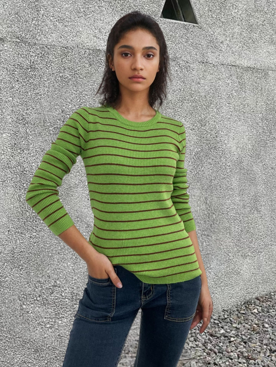Kvindernes ribbet sweater med stribet design og forlængede ærmer Stilla