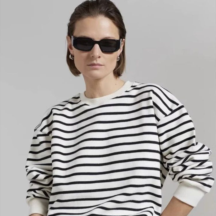 Dame stribet sweatshirt med innovativt snit og afslappet pasform Stilla