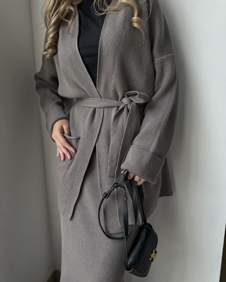 Kvinders elegante blyant kjole med stilfuld blazer jakke og praktiske lommer Stilla