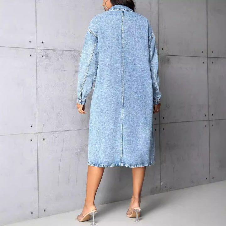 Kvinders denimjakke i lang eksponering vintage stil med praktiske lommer og knaplukning Stilla