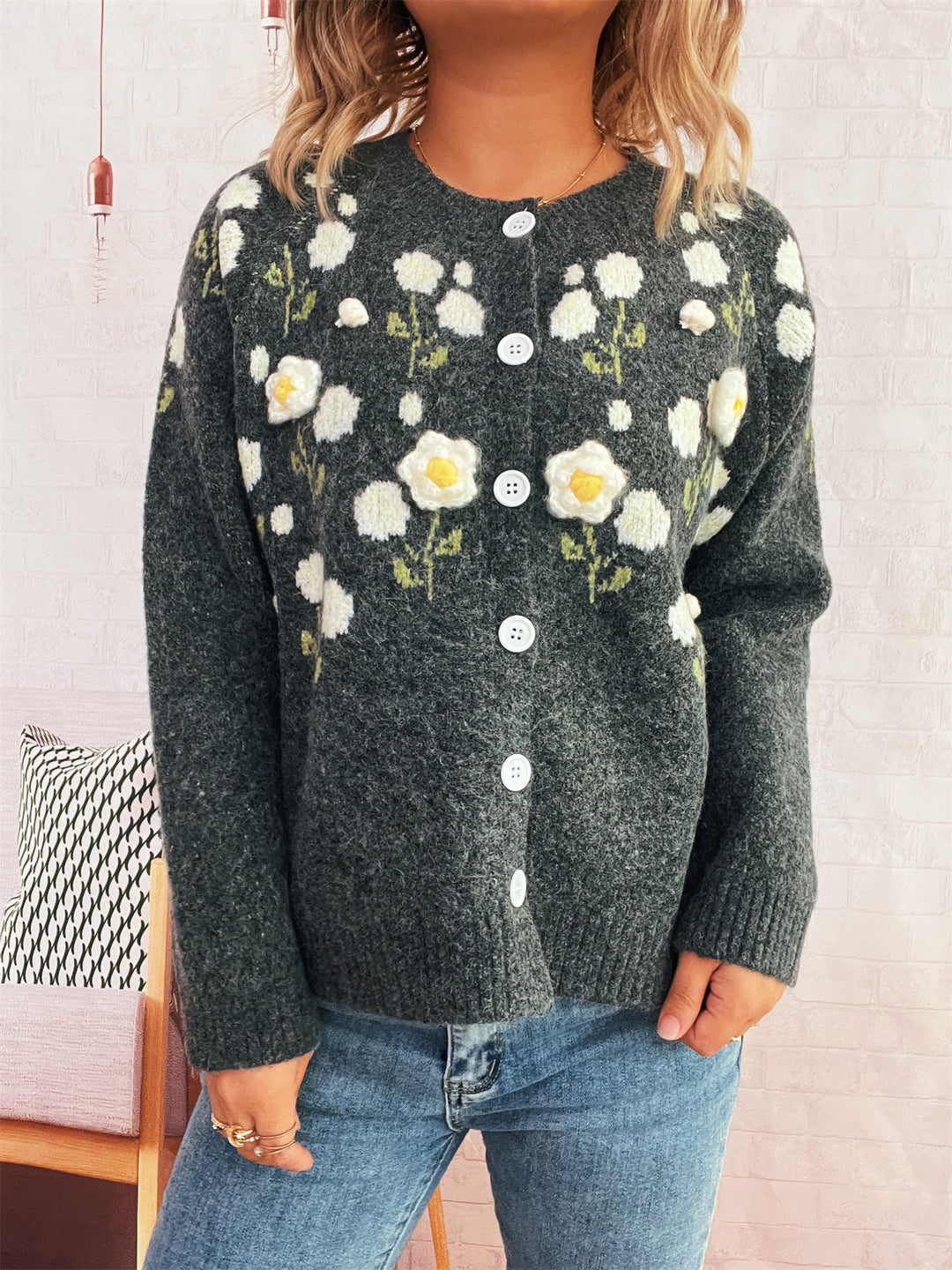Kvinders cardigan med blomsterapplikationer og knaplukning Stilla