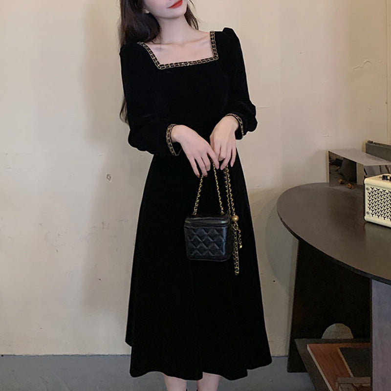 Kvinders elegante velour midi kjole med firkantet halsudskæring og pufærmer