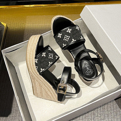 Dame Wedge-sandaler med raffineret rem-design og behagelig sål Stilla