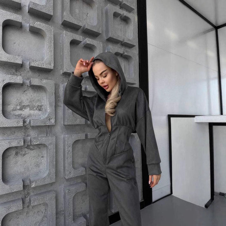 Kvinders jumpsuit med dyb udskæring og hætte Skovae