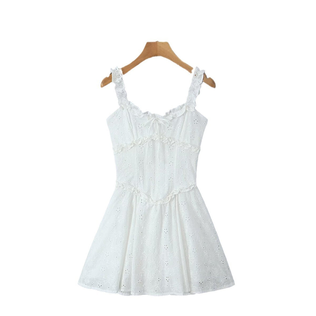 Dame let sommerkjole med sarte flæse detaljer og fin broderi Stilla